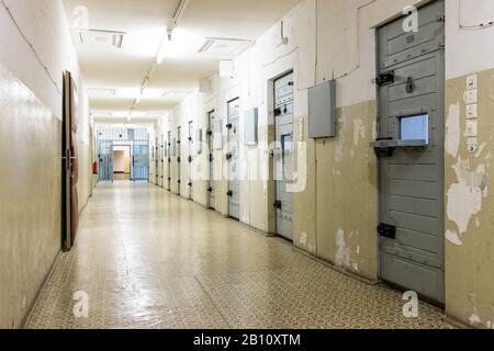 Couloir dans le nouveau bâtiment, ancienne prison de Stasi, Mémorial de Hohenschönhausen, Berlin Banque D'Images