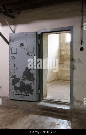 Cellule pénitentiaire, porte, ancienne prison de Stasi, mémorial de Hohenschönhausen, Berlin, Allemagne Banque D'Images