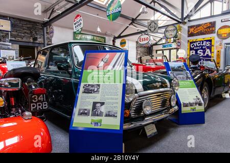 1990 Mini Cooper dans le vert de course britannique, car and Motor Museum, Lakeland Motor et Bluebird Lake District Banque D'Images