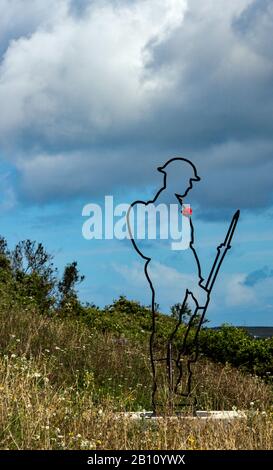 Padstow.Cornwall/Angleterre – 22 septembre 2019 : dans le monument commémoratif de guerre de Padstow Park, la silhouette d’un soldat et ses contours protègent l’entrée sur la rivière Camel. Banque D'Images