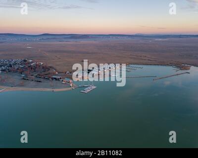 Vue sur le front d'eau de Breitenbrunn à Burgenland, Autriche au lac Neusiedler See Banque D'Images