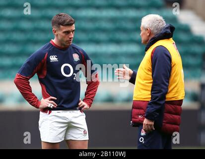 George Ford (à gauche), en Angleterre, pendant la course du capitaine au stade de Twickenham, à Londres. Banque D'Images