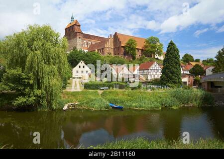 Vue sur le canal latéral de Havel jusqu'à Domberg avec cathédrale et ancien Premonstratenserstift St. Marien, Havelberg, Saxe Anhalt, Allemagne Banque D'Images