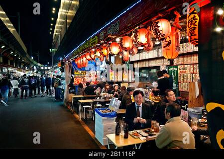 Japon, île d'Honshu, Kanto, Tokyo, dans les rues d'Ueno la nuit. Banque D'Images