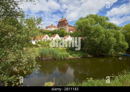 Vue sur le canal latéral de Havel jusqu'à Domberg avec cathédrale et ancien Premonstratenserstift St. Marien, Havelberg, Saxe Anhalt, Allemagne Banque D'Images