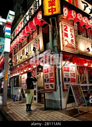 Japon, île d'Honshu, Kanto, Tokyo, dans les rues d'Ueno la nuit. Banque D'Images