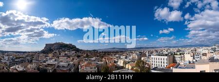 Grèce. Vue panoramique sur Athènes. Paysage urbain avec la colline de l'Acropole et le temple du Parthénon, journée ensoleillée, ciel bleu Banque D'Images