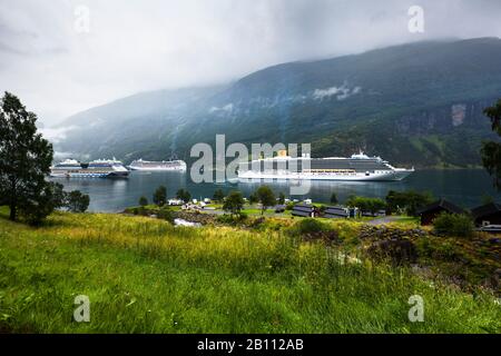 Navires de croisière dans le Geirangerfjord, Norvège Banque D'Images