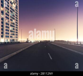 Pont dans la baie d'affaires de nuit, DUBAÏ, ÉMIRATS ARABES UNIS Banque D'Images