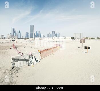 Site de construction abandonné dans le désert à la limite du quartier du commerce financier à Dubaï, aux Émirats arabes Unis Banque D'Images