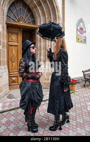 Les participants du Castle Party, Festival gothique dédié à la sous-culture du goth, organisé au château médiéval de Bolkow, Basse-Silésie, Pologne Banque D'Images