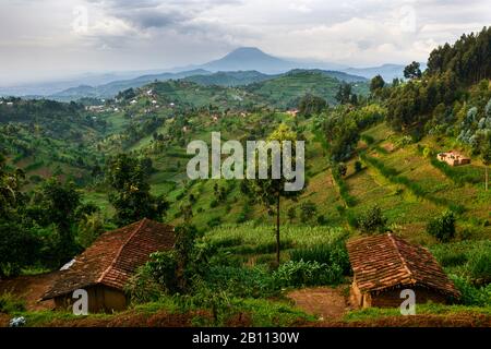 Vie de village et vue sur les volcans Virunga près de Gisenyi, Rwanda, Afrique Banque D'Images