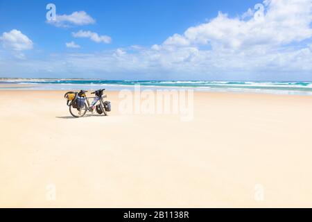 Cyclisme, Plage De Tofo, Mozambique, Afrique Banque D'Images