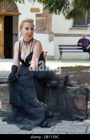 Participant du Castle Party, Festival gothique dédié à la sous-culture du goth, organisé au château médiéval de Bolkow, Basse-Silésie, Pologne Banque D'Images
