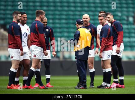 George Ford (à droite) et coéquipiers de l'Angleterre lors de la course du capitaine au stade de Twickenham à Londres. Banque D'Images