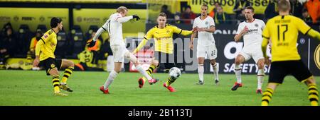 Dortmund, Allemagne, signal-Iduna-Park, 14 février 2020: Sebastian Rode d'Eintracht Frankfurt défie Thorgan Hazard of Borussia Dortmund pendant le Banque D'Images