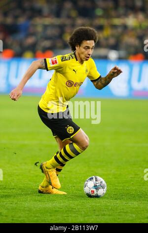 Dortmund, Allemagne, signal-Iduna-Park, 14 février 2020: Axel Witsel de Borussia Dortmund court avec le ballon pendant le premier match de Bundesliga Borussia D Banque D'Images