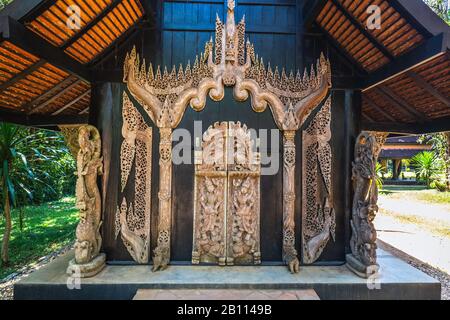Porte en bois. Bâtiments colorés dans la vieille ville de Phuket en Thaïlande. Style sino portugais. Banque D'Images