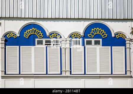 Volets en bois sur les fenêtres de différentes formes. Bâtiments colorés dans la vieille ville de Phuket en Thaïlande. Style sino portugais. Banque D'Images