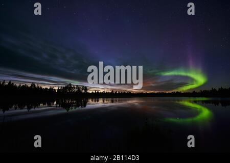 Lumière polaire miroir sur un lac, Suède, Laponie, Norrbotten, Schwedisch Lappland Banque D'Images