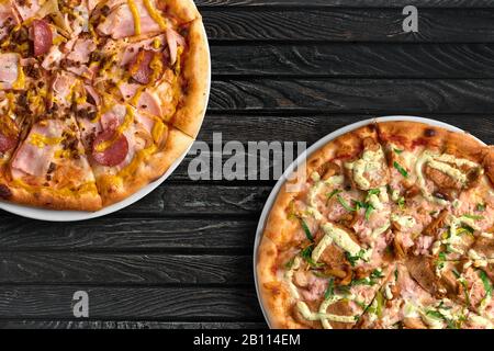 Vue de dessus de deux pizzas sur la table avec espace de copie pour le texte Banque D'Images
