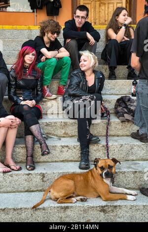 Les participants du Castle Party, Festival gothique dédié à la sous-culture du goth, organisé au château médiéval de Bolkow, Basse-Silésie, Pologne Banque D'Images