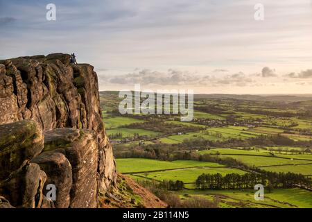 Magnifique Peak District paysage d'hiver de vue du sommet de Hen Cloud sur la campagne et vers le réservoir Tittesworth Banque D'Images