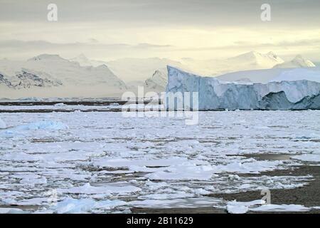 Iceberg dans le détroit de Gerlache, Antarctique Banque D'Images