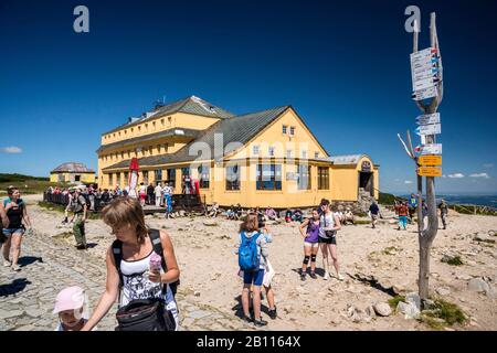 Dom Slaski, 1922 ans, cabane de montagne historique en route vers Sniezka, sommet à la frontière polonaise et tchèque, dans le parc national de Karkonosze, Basse-Silésie, Pologne Banque D'Images