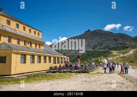 Dom Slaski, 1922 ans, cabane de montagne historique en route vers Sniezka, sommet à la frontière polonaise et tchèque, dans le parc national de Karkonosze, Basse-Silésie, Pologne Banque D'Images