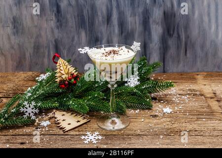 Dessert traditionnel avec noix et crème aigre fouettée avec sucre. Le concept « Sweet Treat » de la nouvelle année. Fond de panneaux en bois, espace de copie Banque D'Images