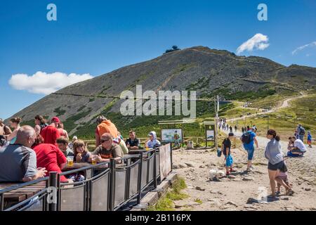 Sniezka, à la frontière polonaise et tchèque, vu le jour de week-end d'été chargé de la hutte dans les montagnes Karkonosze dans la chaîne des Sudètes, Basse Silésie, Pologne Banque D'Images