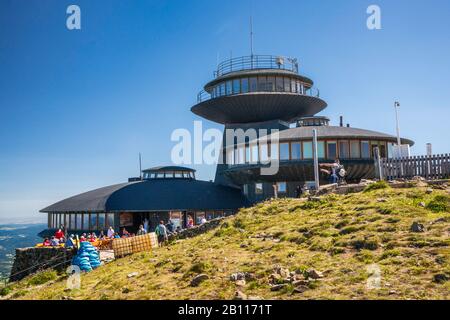 Meteo observatoire et restaurant sur le côté polonais de la frontière avec la République tchèque, sur Sniezka, Karkonosze, Pologne Banque D'Images