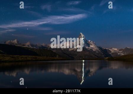 À la veille du 150ème anniversaire de la première ascension du Matterhorn le 14 juillet 1865, la route du Whymper Seilschaft de 1865 fut illuminée par une chaîne de 50 lampes solaires. Matterhorn, Suisse Banque D'Images