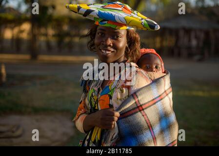 Mère et enfant de la tribu Herero, Kaokoland, Namibie, Afrique Banque D'Images