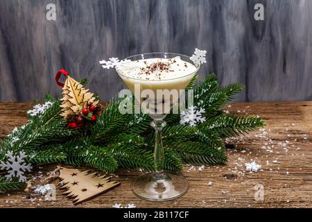 Dessert traditionnel avec noix et crème aigre fouettée avec sucre. Le concept « Sweet Treat » de la nouvelle année. Fond de panneaux en bois, espace de copie Banque D'Images