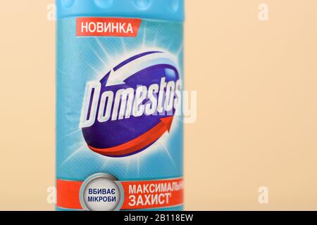 NY, États-Unis - 15 DÉCEMBRE 2019 : bouteille Domestos Blue. Domestos est une gamme de nettoyage domestique qui contient de l'eau de Javel fabriquée par Unilever Banque D'Images