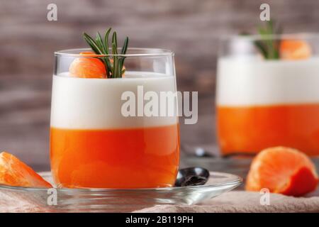 Panna Cotta avec tangerines, gelée et romarin, dessert italien, cuisine maison. Espace de copie Banque D'Images