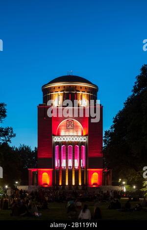 Planétarium coloré à Stadtpark, Barmbek, Hambourg, Allemagne Banque D'Images