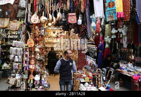 Le Caire, Egypte. 16 février 2020. Un homme est près d'un stand dans le marché du bazar de Khan el-Khalili au Caire, en Egypte, le 16 février 2020. Après avoir perdu sa scène typique de touristes étrangers en plein effervescence, le marché égyptien de Khan el-Khalili, vieux de plusieurs siècles, dans le Vieux Caire, a été durement frappé depuis la suspension des vols vers et depuis la Chine au début du mois de février sur le nouveau foyer de coronavirus.POUR ALLER AVEC: "Feature: Le célèbre bazar égyptien aspire pour les touristes chinois après la suspension des vols de crédit: Ahmed Gomaa/Xinhua/Alay Live News Banque D'Images