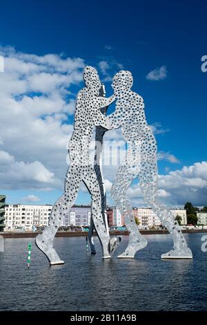 Spreufer Kreuzberg, Molecule Man, sculpture de Jonathan Borofsky dans la Spree entre Kreuzberg, Friedrichshain et Alt-Treptow, Berlin, Allemagne Banque D'Images