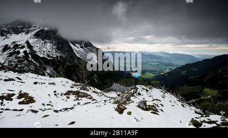 Le randonneur regarde d'une montagne vers la vallée, les Alpes, la Bavière, l'Allemagne Banque D'Images