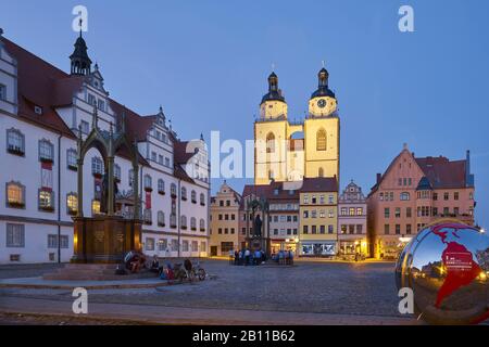 Marché avec l'hôtel de ville et l'église Saint-Marien à Wittenberg, Saxe-Anhalt, Allemagne Banque D'Images