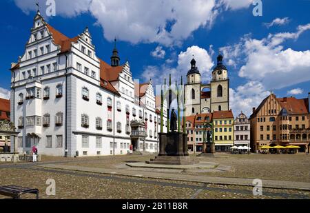 Marché avec l'hôtel de ville et l'église Saint-Marien à Wittenberg, Saxe-Anhalt, Allemagne Banque D'Images