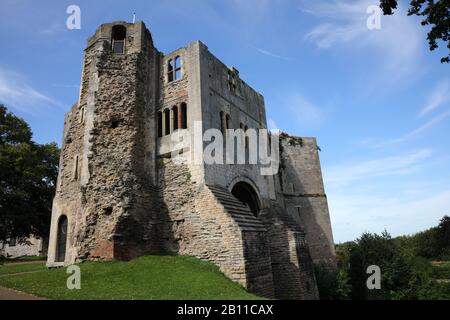 Château de Newark et jardins bordés par le reste des murs du château de Newark qui fut en partie détruite en 1646, à la fin de la guerre civile anglaise. L Banque D'Images