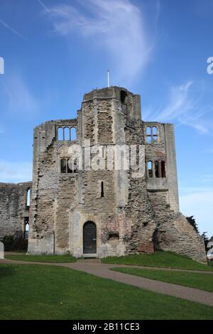 Château de Newark et jardins bordés par le reste des murs du château de Newark qui fut en partie détruite en 1646, à la fin de la guerre civile anglaise. L Banque D'Images