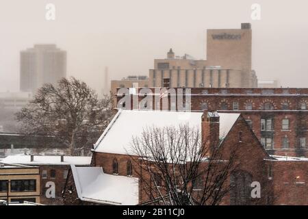 Syracuse, New York, États-Unis. 10 Février 2020. Vue sur le bâtiment Verizon et le centre-ville de Syracuse, NY pendant une chute de neige matinale Banque D'Images