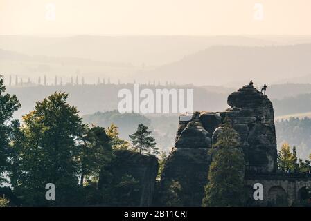 Le pont de Bastei avec des grimpeurs, les montagnes de Sandstone d'Elbe, Saxe, Allemagne Banque D'Images