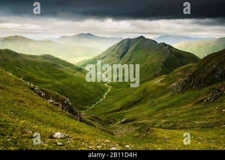 Le Munro Ciste Dubh (le cercueil noir) vue depuis l 'frère' dans ridge Glen Shiel près du Cluanie Inn. Cela a été pris en juillet un jour où le Banque D'Images