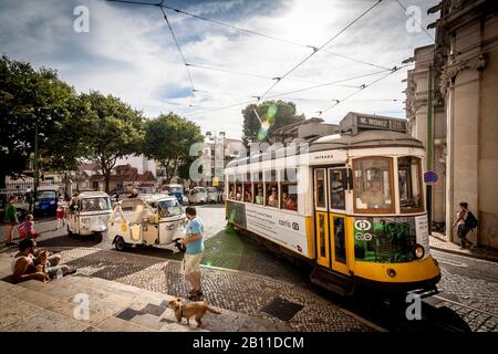 Place devant Catedral Sé Patriarcal avec tram 28, Lisbonne, Portugal, Europe Banque D'Images